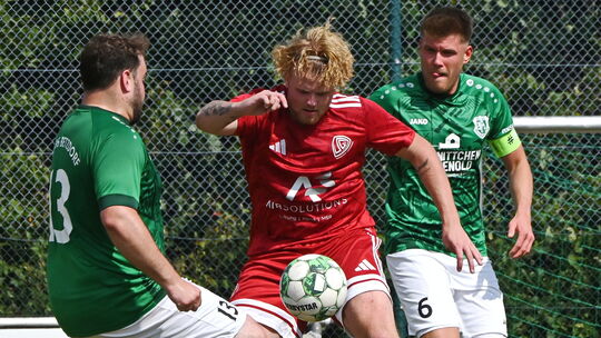 Christopher Knautz (in Rot) traf für die SG Honigsessen zum zwischenzeitlichen 3:0 gegen die SG 06 Betzdorf II (in Grün). Christopher Knautz (in Rot) traf für die SG Honigsessen zum zwischenzeitlichen 3:0 gegen die SG 06 Betzdorf II (in Grün).