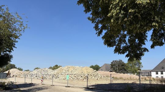 Die Gesteinsbrocken der bereits abgerissenen Kasernengebäude in Koblenz-Niederberg türmen sich am Bauzaun. Die Gesteinsbrocken der bereits abgerissenen Kasernengebäude in Koblenz-Niederberg türmen sich am Bauzaun.