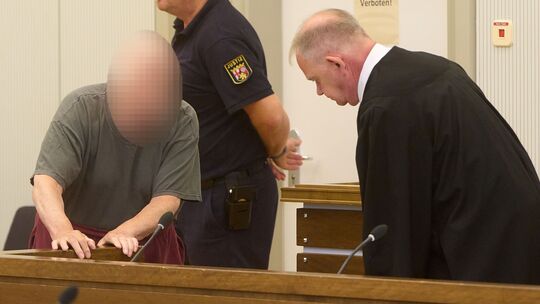 Der Angeklagte Hans S. nimmt neben seinem Verteidiger Volker Klein im Gerichtssaal Platz. Der Angeklagte Hans S. nimmt neben seinem Verteidiger Volker Klein im Gerichtssaal Platz.