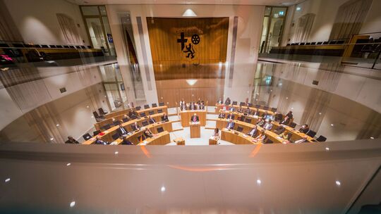 Die 105 Abgeordneten des rheinland-pfälzischen Landtags bekommen zurzeit monatlich 8572 Euro brutto. Die 105 Abgeordneten des rheinland-pfälzischen Landtags bekommen zurzeit monatlich 8572 Euro brutto.