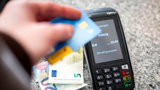 Jahrmarktsbesucher sollten auch in diesem Jahr Bargeld mitbringen. Denn Kartenzahlung wird nur vereinzelt möglich sein. (Symbolb Jahrmarktsbesucher sollten auch in diesem Jahr Bargeld mitbringen. Denn Kartenzahlung wird nur vereinzelt möglich sein. (Symbolb