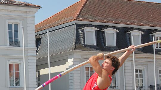 Jonas Jäckel zeigte beim Stabhochsprung-Event in Zweibrücken eine solide Vorstellung. Das Comeback des TVO-Zehnkämpfers weckt Ho Jonas Jäckel zeigte beim Stabhochsprung-Event in Zweibrücken eine solide Vorstellung. Das Comeback des TVO-Zehnkämpfers weckt Ho