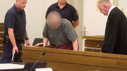 Hans S. kommt mit dem Rollator ins Gericht. Vor mehr als 30 Jahren soll er die US-Studentin Amy Lopez im General-Aster-Zimmer au Hans S. kommt mit dem Rollator ins Gericht. Vor mehr als 30 Jahren soll er die US-Studentin Amy Lopez im General-Aster-Zimmer au
