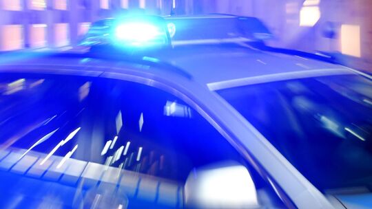 In Herdorf hingen offen einsehbar Flaggen an einem Wohnhaus, die wohl der Reichsbürger-Szene zuzurechnen sind. Weil sie indes ni In Herdorf hingen offen einsehbar Flaggen an einem Wohnhaus, die wohl der Reichsbürger-Szene zuzurechnen sind. Weil sie indes ni