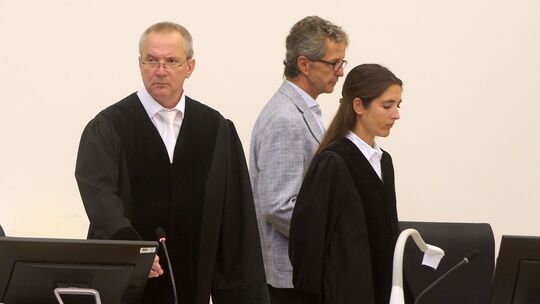 Wie der Vorsitzende Richter Rupert Stehlin (links) am Donnerstag bekannt gab, stehen im Verfahren gegen den 81-jährigen Angekla Wie der Vorsitzende Richter Rupert Stehlin (links) am Donnerstag bekannt gab, stehen im Verfahren gegen den 81-jährigen Angekla