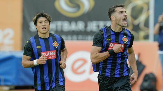 Freuen sich über den Treffer zum 2:1 kurz vor der Pause: Igor Blagojevic (rechts) und Masahiro Fujiwara. Den Ball über die Linie Freuen sich über den Treffer zum 2:1 kurz vor der Pause: Igor Blagojevic (rechts) und Masahiro Fujiwara. Den Ball über die Linie