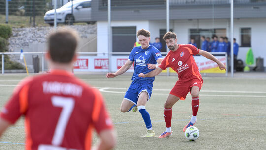 Trier-Tarforsts Florian Weirich (rotes Trikot) brachte den Ball zwar zum zwischenzeitlichen 2:2 im eigenen Tor unter, das spielt Trier-Tarforsts Florian Weirich (rotes Trikot) brachte den Ball zwar zum zwischenzeitlichen 2:2 im eigenen Tor unter, das spielt