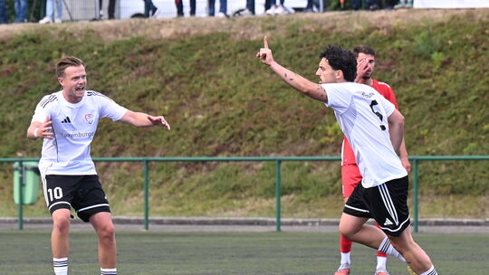 Jonas Tarek Ercan (vorn) erzielte für seine FV Morbach dann zwischenzeitlichen Treffer zum 2:0, auch, weil es Gastgeber Malberg Jonas Tarek Ercan (vorn) erzielte für seine FV Morbach dann zwischenzeitlichen Treffer zum 2:0, auch, weil es Gastgeber Malberg