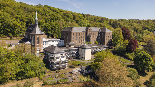 Die Marienhaus-Gruppe ist einer der großen christlichen Träger sozialer Einrichtungen in Deutschland - mit rund 14.000 Mitarbeit Die Marienhaus-Gruppe ist einer der großen christlichen Träger sozialer Einrichtungen in Deutschland - mit rund 14.000 Mitarbeit