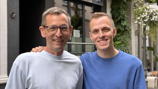 Betreiber Jens Prangenberg (links) und Wirt Marcel Witt (rechts) erzählen, wie es zum Aus für die queere Szenebar Kurioos in der Betreiber Jens Prangenberg (links) und Wirt Marcel Witt (rechts) erzählen, wie es zum Aus für die queere Szenebar Kurioos in der