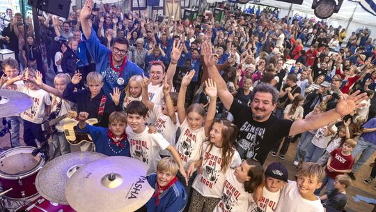 Die „Oldtown School of Rock“ der Grundschule Altstadt begeisterte am Sonntag die vielen großen und kleinen Kirmesbesucher. Die „Oldtown School of Rock“ der Grundschule Altstadt begeisterte am Sonntag die vielen großen und kleinen Kirmesbesucher.