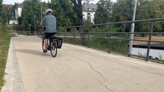 Im oberen Teil der Rampe, die die Koblenzer Rheinanlagen mit dem Oberwerth verbindet, sind Risse. Dabei ist das Bauwerk erst kna Im oberen Teil der Rampe, die die Koblenzer Rheinanlagen mit dem Oberwerth verbindet, sind Risse. Dabei ist das Bauwerk erst kna
