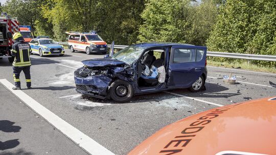Bei einem schweren Unfall auf der L281 hat eine Beifahrerin schwere Verletzungen erlitten. Bei einem schweren Unfall auf der L281 hat eine Beifahrerin schwere Verletzungen erlitten.