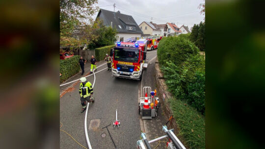 Bei dem Feuer in einem Haus in Birkenfeld mussten die Einsatzkräfte die Strecke zum Brandort zu Fuß überwinden. Ein befahren des Bei dem Feuer in einem Haus in Birkenfeld mussten die Einsatzkräfte die Strecke zum Brandort zu Fuß überwinden. Ein befahren des