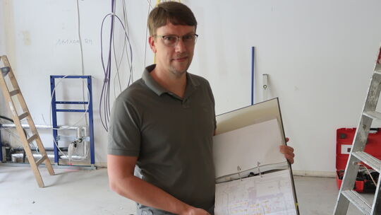 Architekt Bastian Heer erläutert den Fortgang auf der Baustelle. Architekt Bastian Heer erläutert den Fortgang auf der Baustelle.