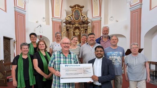 Jijo Antony, Pfarrei der Pfarrei Moselkrampen, nimmt einen Spendenscheck über rund 5000 Euro entgegen. Das Geld dient zur Gegenf Jijo Antony, Pfarrei der Pfarrei Moselkrampen, nimmt einen Spendenscheck über rund 5000 Euro entgegen. Das Geld dient zur Gegenf