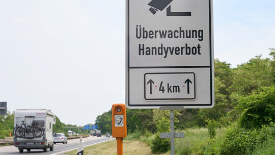 Der Einsatz von sogenannten Monocams, die Handysünder am Steuer erwischen können, muss per Schild angekündigt werden. An deren A Der Einsatz von sogenannten Monocams, die Handysünder am Steuer erwischen können, muss per Schild angekündigt werden. An deren A