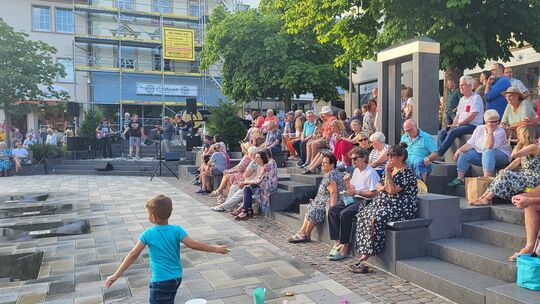 Normalerweise findet die beliebte Veranstaltungsreihe „Singer’s Corner“ auf dem Marktplatz in Altenkirchen bei gemütlicher Atmos Normalerweise findet die beliebte Veranstaltungsreihe „Singer’s Corner“ auf dem Marktplatz in Altenkirchen bei gemütlicher Atmos