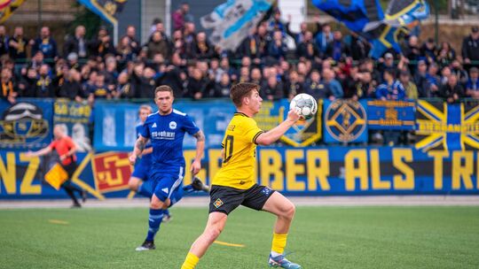 Hier ist Maxmilian Buchheit (gelbes Trikot) schneller am Ball als Baybachhöhes Lukas Klumb. Beim zwischenzeitlichen 2:1 für die Hier ist Maxmilian Buchheit (gelbes Trikot) schneller am Ball als Baybachhöhes Lukas Klumb. Beim zwischenzeitlichen 2:1 für die