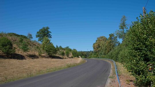 Entlang der Landesstraße 169 müssen nicht nur Schutzplanken, Schilder und Fahrbahnmarkierungen angebracht werden. Auch die Forst Entlang der Landesstraße 169 müssen nicht nur Schutzplanken, Schilder und Fahrbahnmarkierungen angebracht werden. Auch die Forst