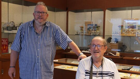 Sohn und Vater – beide heißen Franz Oster – in einem der ältesten Geschäfte der Stadt. Ende des Jahres schließt der Schmuck- und Sohn und Vater – beide heißen Franz Oster – in einem der ältesten Geschäfte der Stadt. Ende des Jahres schließt der Schmuck- und