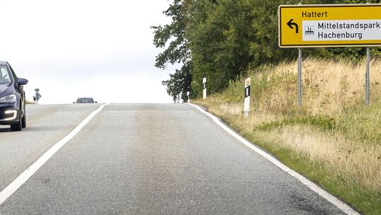 Kurz vor Hachenburg – aus Richtung Merkelbach kommend – führt die B413 zunächst durch eine Talsohle und danach über eine Kuppe. Kurz vor Hachenburg – aus Richtung Merkelbach kommend – führt die B413 zunächst durch eine Talsohle und danach über eine Kuppe.