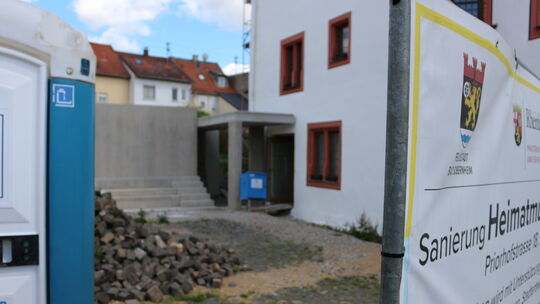 Der Hof vor dem Heimatmuseum muss vor der Eröffnung hergerichtet werden. Nun soll es eine gemeinsame Ausschreibung geben, um zug Der Hof vor dem Heimatmuseum muss vor der Eröffnung hergerichtet werden. Nun soll es eine gemeinsame Ausschreibung geben, um zug