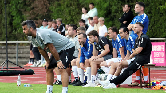 Der von Stefan Fink trainierte HSV Neuwied hofft am Sonntag im Spiel beim FV Rübenach auf den ersten Saisonsieg in der Liga. Der von Stefan Fink trainierte HSV Neuwied hofft am Sonntag im Spiel beim FV Rübenach auf den ersten Saisonsieg in der Liga.