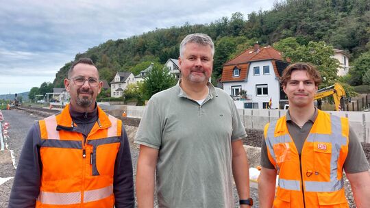 Stephan Faßhauer (von links), Leiter des Bauhofs der Ortsgemeinde Leubsdorf, Ortsbürgermeister Heiko Glätzner und Tamino Hahn, P Stephan Faßhauer (von links), Leiter des Bauhofs der Ortsgemeinde Leubsdorf, Ortsbürgermeister Heiko Glätzner und Tamino Hahn, P