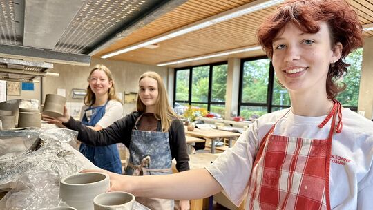 Maurice Kathan (vorne), Amelie Nolte und Melinda Hansch (hinten) sind drei von acht Auszubildenden zum Keramiker im Handwerk. Maurice Kathan (vorne), Amelie Nolte und Melinda Hansch (hinten) sind drei von acht Auszubildenden zum Keramiker im Handwerk.