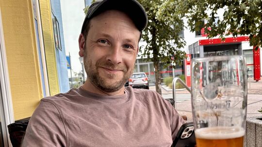 Netter Plausch bei einem kühlen Getränk in Daun: Martin Geisen ist derzeit einer der bekanntesten Schauspieler der Region mit be Netter Plausch bei einem kühlen Getränk in Daun: Martin Geisen ist derzeit einer der bekanntesten Schauspieler der Region mit be