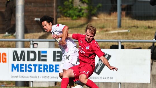 Eisbachtals Torjäger der Vorsaison, Jonah Arnolds (in Rot, gegen Ryo Iwata), hat mometan noch Ladehemmung wie das gesamte Team, Eisbachtals Torjäger der Vorsaison, Jonah Arnolds (in Rot, gegen Ryo Iwata), hat mometan noch Ladehemmung wie das gesamte Team,