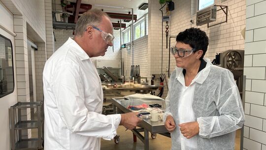 Dirk Steinhauer, Arbeitsbereichsleiter der Pathologie, führt Landwirtschaftsministerin Christine Schneider (CDU) durch die Labor Dirk Steinhauer, Arbeitsbereichsleiter der Pathologie, führt Landwirtschaftsministerin Christine Schneider (CDU) durch die Labor