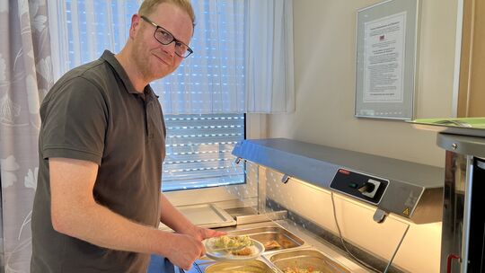 Pflegedienstleiter Axel Mohrs kostet selbst. An diesem Tag steht im Seniorenzentrum St. Elisabeth in Düngenheim unter anderem Al Pflegedienstleiter Axel Mohrs kostet selbst. An diesem Tag steht im Seniorenzentrum St. Elisabeth in Düngenheim unter anderem Al