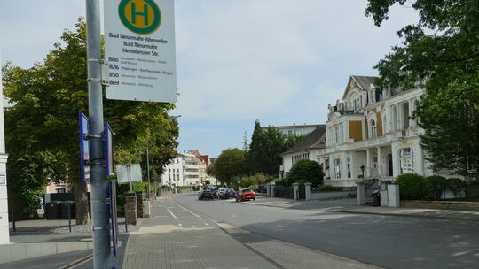 Die Hauptstraße ist eine der wichtigsten Querverbindungen in Bad Neuenahr. Die Hauptstraße ist eine der wichtigsten Querverbindungen in Bad Neuenahr.