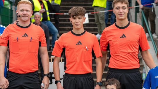 Jonas Braun (Mitte) ist ein großes Schiedsrichter-Talent. Der 16-Jährige pfiff am Dienstag in Gondershausen die Rheinlandpokal-P Jonas Braun (Mitte) ist ein großes Schiedsrichter-Talent. Der 16-Jährige pfiff am Dienstag in Gondershausen die Rheinlandpokal-P