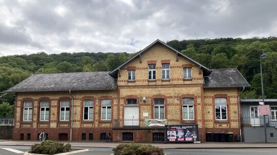 Das Bahnhofsgebäude in Bad Breisig wird rege genutzt. Anfang 2011 ist dort der Jugend- und Kulturbahnhof eröffnet worden. Das Bahnhofsgebäude in Bad Breisig wird rege genutzt. Anfang 2011 ist dort der Jugend- und Kulturbahnhof eröffnet worden.