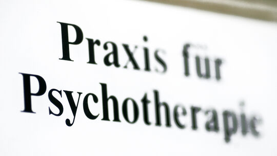 Ein Schild weist auf eine Praxis für Psychotherapie hin. Ein Schild weist auf eine Praxis für Psychotherapie hin.