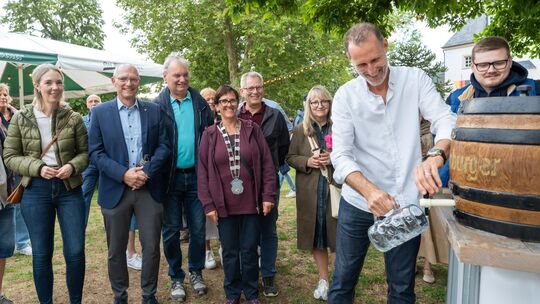 Thomas Wolter hat das Fass mit dem Festbier auf dem Rheinbreitbacher Parkfest angeschlagen. Ehrengäste Ellen Demuth (MdB), Jürge Thomas Wolter hat das Fass mit dem Festbier auf dem Rheinbreitbacher Parkfest angeschlagen. Ehrengäste Ellen Demuth (MdB), Jürge