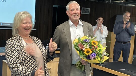 Daumen hoch und viel Applaus für Klaus Lütkefedder – den neuen Landrat des Westerwaldkreises. Daumen hoch und viel Applaus für Klaus Lütkefedder – den neuen Landrat des Westerwaldkreises.
