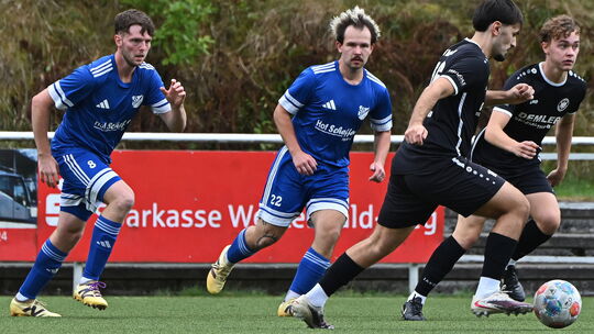 Beim 1:1 zwischen Niederfischbach (in Schwarz) und Hattert (in Blau) hatten die gastgebenden „Adler“ mehr Ballbesitz, die besser Beim 1:1 zwischen Niederfischbach (in Schwarz) und Hattert (in Blau) hatten die gastgebenden „Adler“ mehr Ballbesitz, die besser