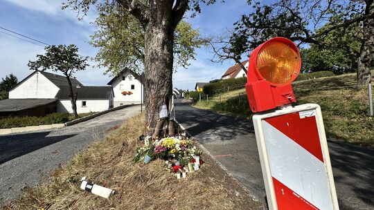 Zwei 18-Jährige haben bei dem schweren Unfall am Ortseingang von Hartenfels ihr Leben verloren. Dass nach dem Fahrer auch der Be Zwei 18-Jährige haben bei dem schweren Unfall am Ortseingang von Hartenfels ihr Leben verloren. Dass nach dem Fahrer auch der Be
