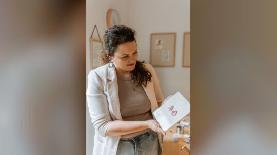 Esther Krebs zeigt ein Paar Ohrringe ihrer Kollektionen. Sie fertigt die Schmuckstücke aus Polymerton, was unter dem Produktname Esther Krebs zeigt ein Paar Ohrringe ihrer Kollektionen. Sie fertigt die Schmuckstücke aus Polymerton, was unter dem Produktname
