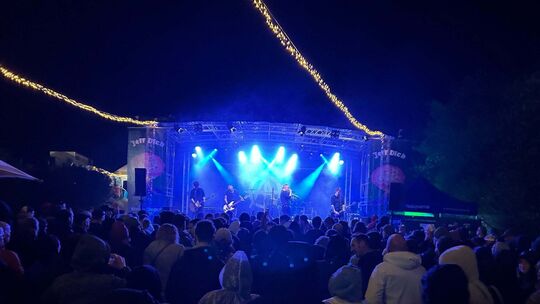 Die Premiere des„Jeff dich“-Punkrock-Festivals in Steiningen in der Vulkaneifel war, trotz durchwachsenen Wetters, ein großer Er Die Premiere des„Jeff dich“-Punkrock-Festivals in Steiningen in der Vulkaneifel war, trotz durchwachsenen Wetters, ein großer Er