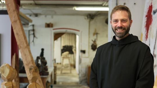 In seinem großen Atelier im Kloster kann Bruder Stephan all seine Kreativität ausleben. Dabei kommen verschiedene Materialien zu In seinem großen Atelier im Kloster kann Bruder Stephan all seine Kreativität ausleben. Dabei kommen verschiedene Materialien zu