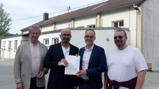 Staatssekretär Denis Alt (2. von rechts) übergab im Beisein von VG-Bürgermeister Uwe Engelmann (links) den Förderbescheid aus de Staatssekretär Denis Alt (2. von rechts) übergab im Beisein von VG-Bürgermeister Uwe Engelmann (links) den Förderbescheid aus de