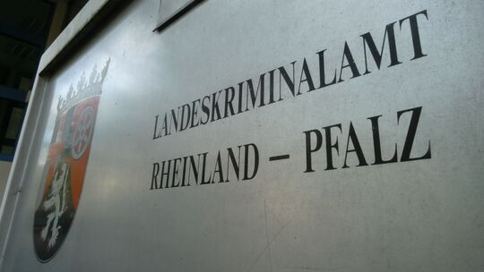 Das Landeskriminalamt Mainz wird keine eigenen Labors zur Hautschuppenanalyse einrichten. Mit diesem DNA-Verfahren war der Mörde Das Landeskriminalamt Mainz wird keine eigenen Labors zur Hautschuppenanalyse einrichten. Mit diesem DNA-Verfahren war der Mörde
