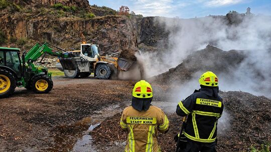 Mit schwerem Gerät wurde das brennende Material verteilt, während die Feuerwehr die freigelegten Glutnester sofort mit Wasser ab Mit schwerem Gerät wurde das brennende Material verteilt, während die Feuerwehr die freigelegten Glutnester sofort mit Wasser ab