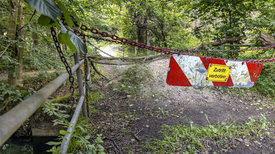 Eisenketten und Warnschilder sperren die Brücke über den Mühlengraben bei Heuzert: Der Anlieger beansprucht das Bauwerk als sein Eisenketten und Warnschilder sperren die Brücke über den Mühlengraben bei Heuzert: Der Anlieger beansprucht das Bauwerk als sein
