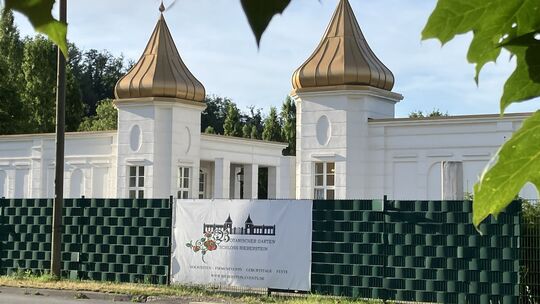 Das Eingangsgebäude zum Botanischen Garten wird als Location für Feiern vermietet. Der Lärm, der bei den Feiern verursacht wird, Das Eingangsgebäude zum Botanischen Garten wird als Location für Feiern vermietet. Der Lärm, der bei den Feiern verursacht wird,